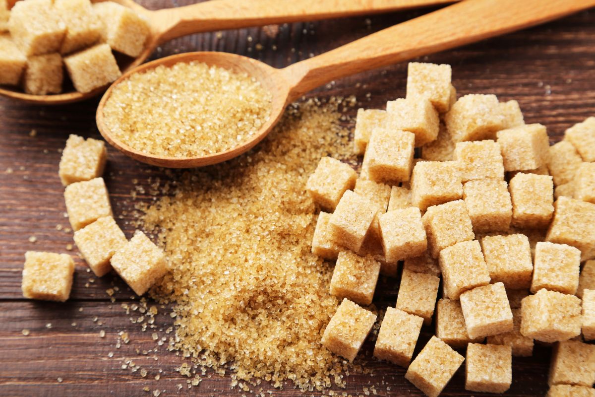 Тростинний (коричневий) цукор — 3 факти про користь і шкоду для здоров'я