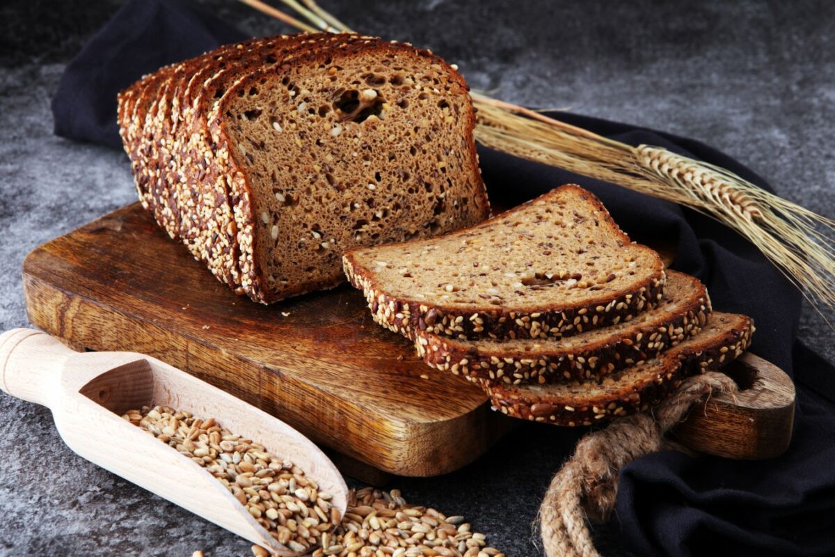 Цільнозерновий хліб: склад і калорійність, користь і шкода, з якого борошна він робиться і чим відрізняється від звичайного