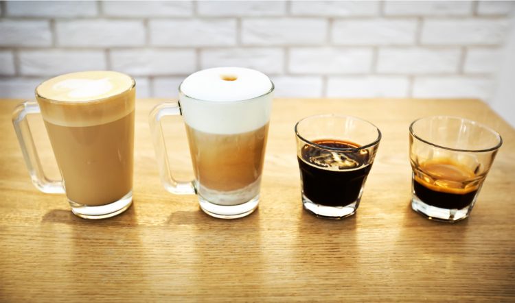 Яка кава корисніша: розчинна або мелена, натуральна в зернах, заварна, а також з чим її краще пити??