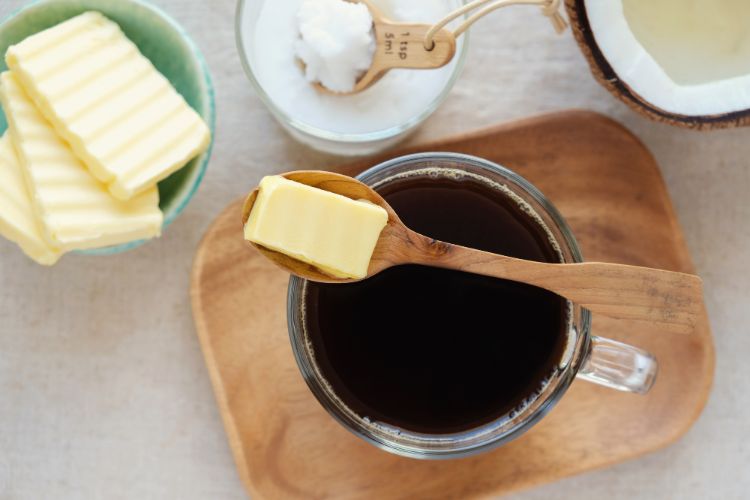 Кава з маслом або куленепробивна кава: користь для схуднення, шкода та рецепти приготування