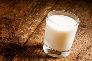 Безлактозное молоко – 4 факти про користь і шкоду, що це означає, склад і як його роблять виробники