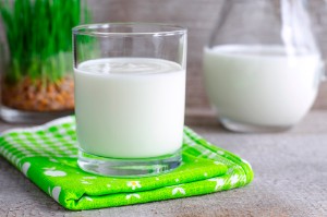 Користь і шкода кислого молока – 7 корисних властивостей для організму людини, а також порівняння з кефіром