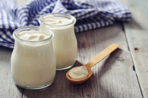 Грецький йогурт: чим відрізняється від звичайного, склад, користь і шкода, а також з чим його їдять