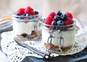 Користь і шкода йогурту – 7 доведених фактів про його вплив на організм людини, особливо на шлунок і кишечник