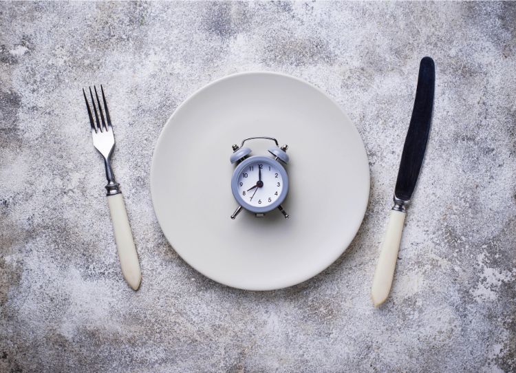 Голодування через день: огляд інтервальної схеми 1/1, її користь і ефективність для схуднення