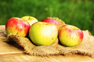 Користь яблук для печінки — 5 фактів про те, як вони впливають на орган, рецепти для чищення, а також можливу шкоду при цирозі і гепатозі
