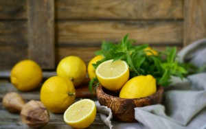 Лимон для печінки: користь і шкода, 6 рецептів для її чищення в поєднанні з оливковою олією, содою, медом та іншими продуктами