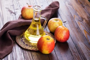 Як пити яблучний оцет, щоб почистити судини: чим він корисний для роботи серця і здоров'я артерій ніг, а також рецепти в поєднанні з медом і часником