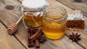 Мед і кориця для чищення судин від холестерину: 4 ефективних народних рецепта для здоров'я головного мозку