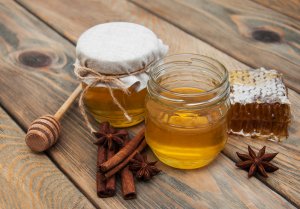 Мед з корицею для серця — 5 фактів про користь і вплив цього поєднання на судини, а також рецепти приготування