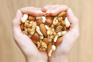 10 горіхів, корисних для серця і судин – які з них потрібно включити в свій раціон: волоські, мигдаль, арахіс та інші
