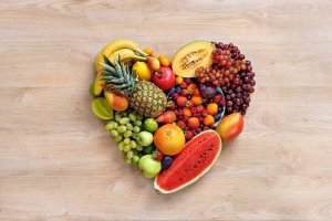 Які фрукти корисні для серця — ТОП 8 найефективніших варіантів для зміцнення і очищення судин: яблука, авокадо та інші