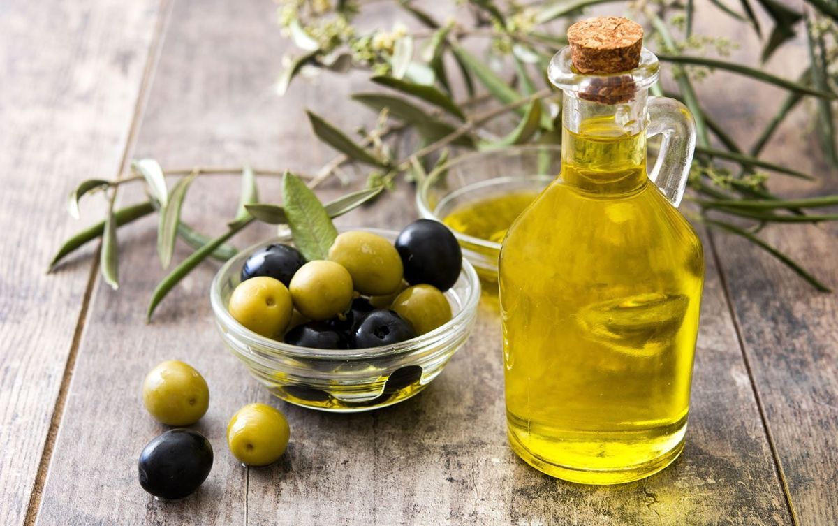 Користь оливкової олії — 10 властивостей для організму, як її приймати та протипоказання
