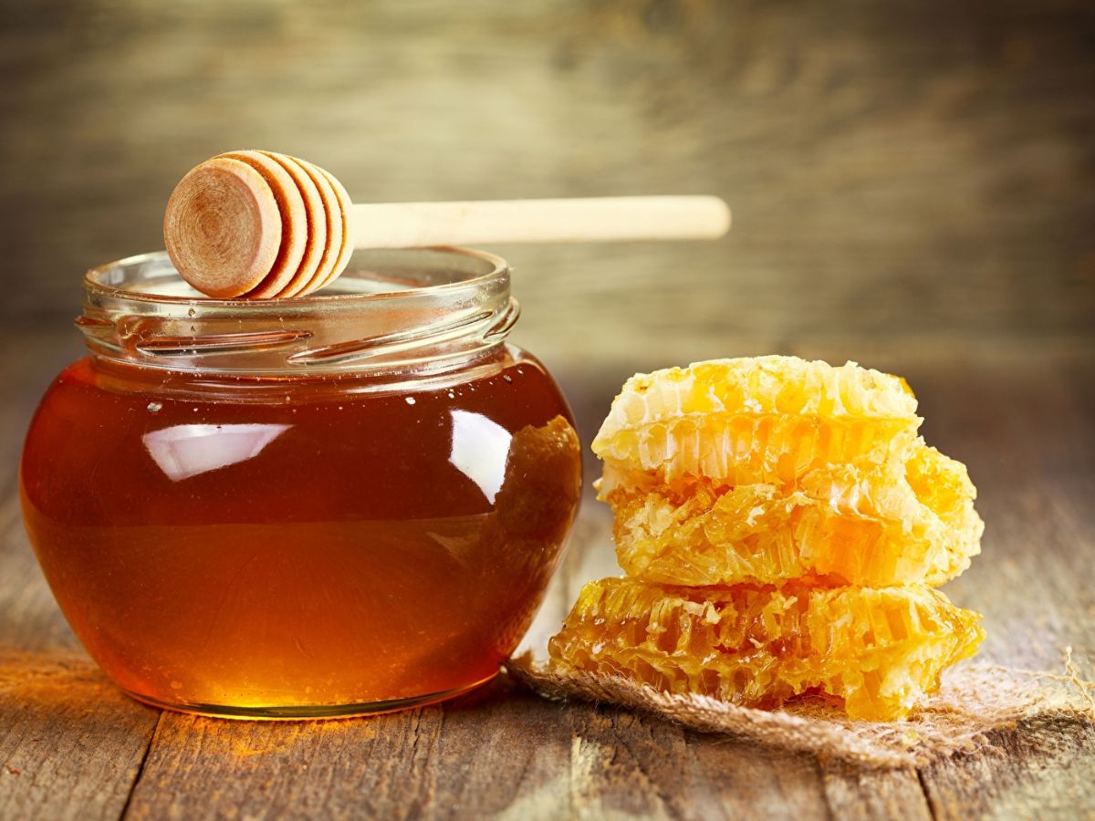 Користь меду — 8 лікувальних властивостей для організму людини і як його правильно вживати
