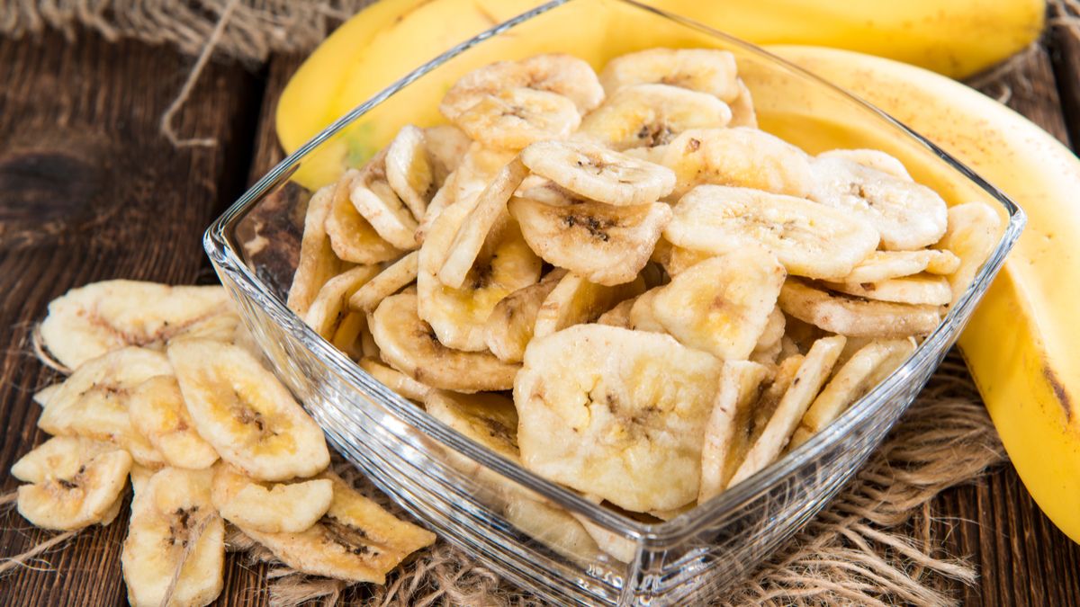 Сушені банани — 6 фактів про користь і шкоду, калорійність і склад, а також як їх зробити в домашніх умовах