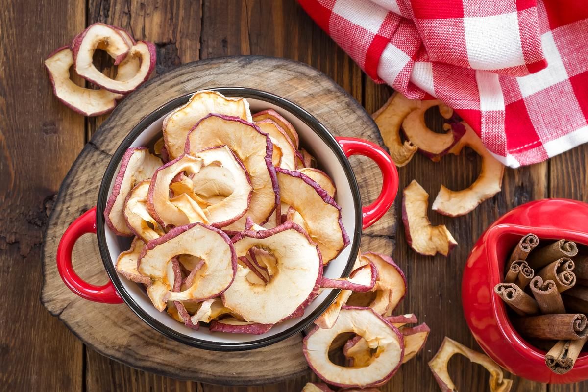 Сушені яблука — 7 фактів про користь і шкоду для здоров'я організму, калорійність і рецепт приготування